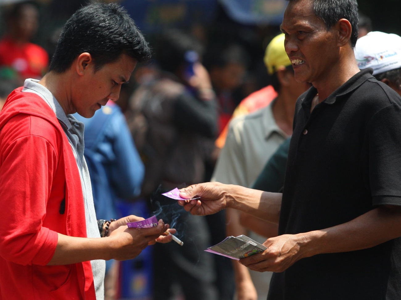 Calo menawarkan tiket kepada penonton yang akan menyaksikan pertandingan sepak bola antara Indonesia melawan Arab Saudi di Gelora Bung Karno, Jakarta, Sabtu (23/3). Antusiasme para penggemar Timnas Indonesia untuk menyaksikan pertandingan di manfaatkan para calo untuk menjual tiket  membeli tiket pertandingan Indonesia lawan Arab Saudi. Para penggemar yang tidak mendapatkan tiket ataupun malas antre rela membeli tiket kepada calo dengan harga dua kali lipat penjualan normal MI/RAMDANI