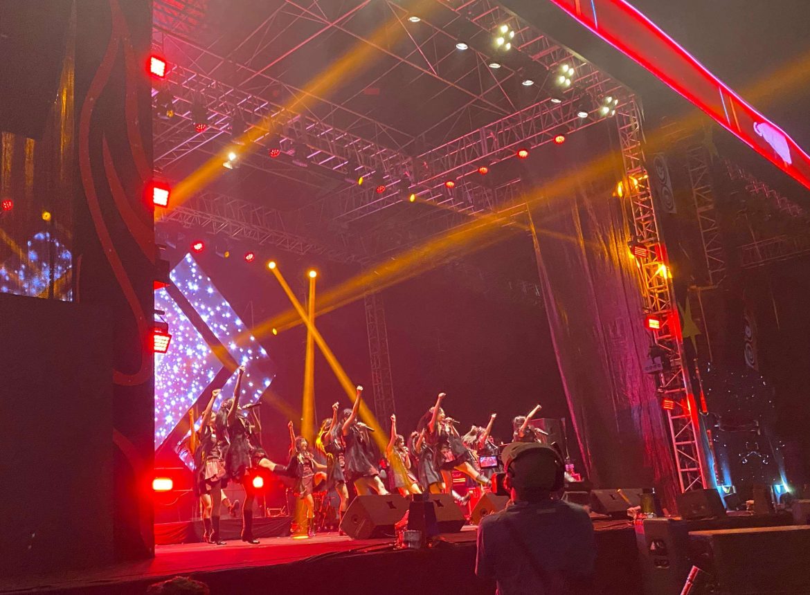 Penampilan Atraktif dan Energik dari JKT48 di Panggung Flamefest 2024 (foto RRI Purwokerto/Tepri)