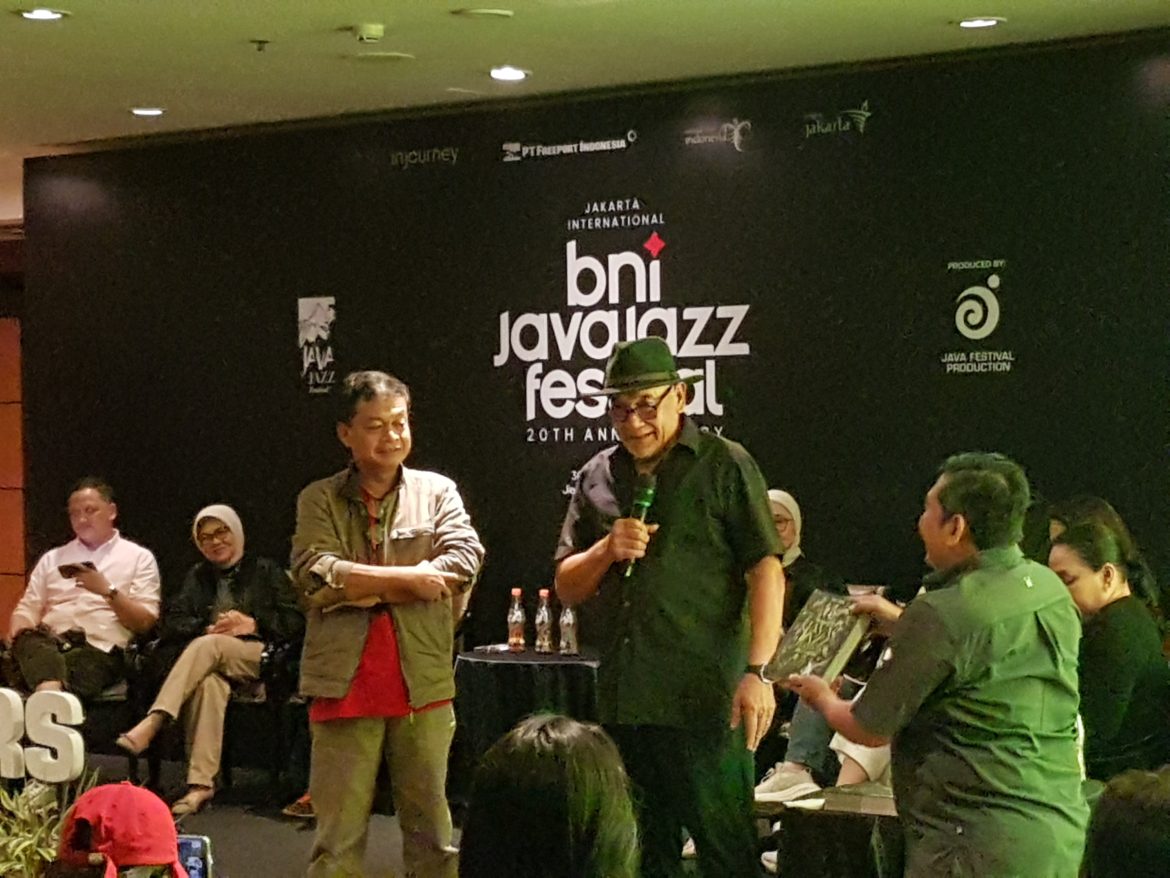 Foto : Peter menyerahkan buku kepada SS Budi Rahardjo, Pemimpin Redaksi Majalah MATRA sekaligus CEO Majalah EKSEKUTIF. (28/5/25) (Idris/MATRA)