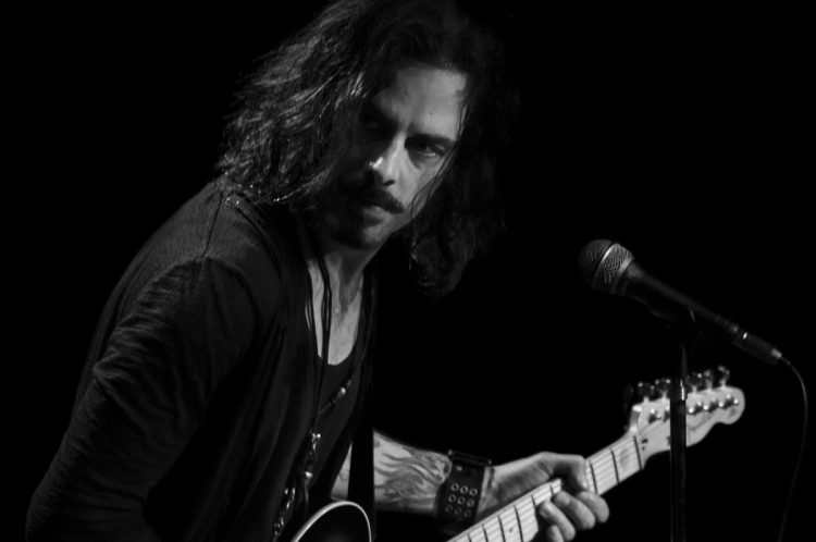 Lepas Tur Dunia, Richie Kotzen Kejutkan Penggemar Lewat Rilisnya Lagu ‘Catch A Star’